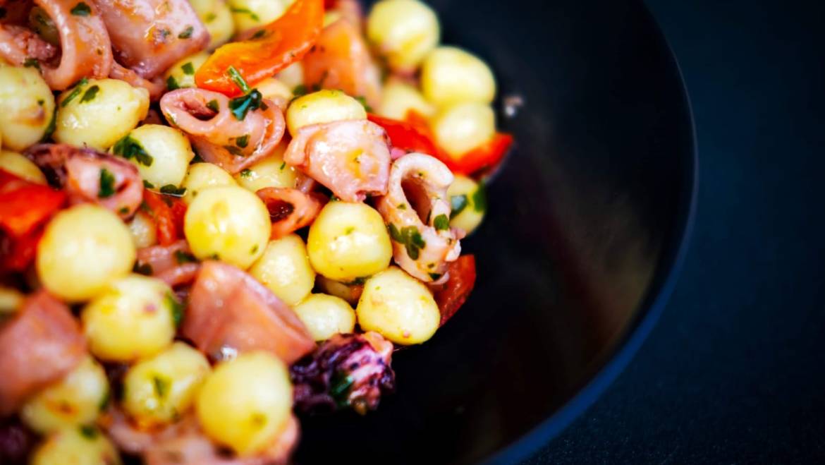 Gnocchetti di patate con  calamari, pomodorini  datterini e prezzemolo