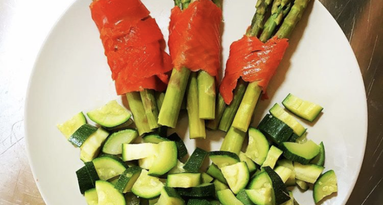 Involtini di asparagi e salmone affumicato