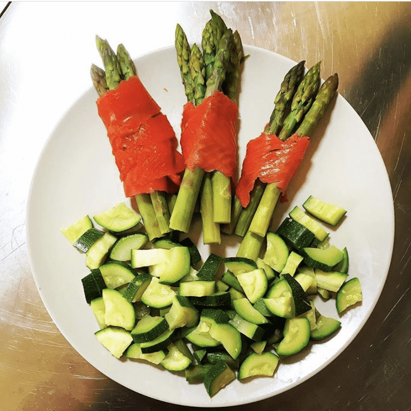 Involtini di asparagi e salmone affumicato