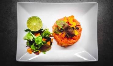 Tartare di salmone al bergamotto e pomodori gialli