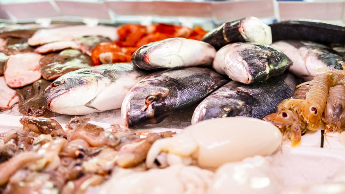 Pesce fresco e i trucchi per riconoscerlo al volo