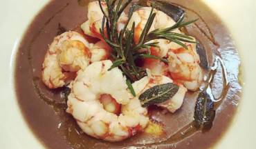 Vellutta di lenticchie con gamberoni