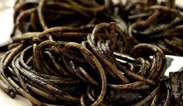 Tagliolini al nero di seppia con carciofi, gamberi, seppie e ricci di mare
