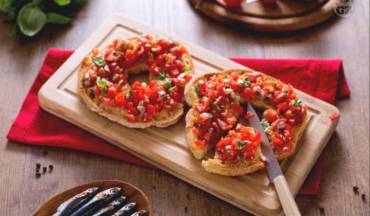 Friselle con pomodori e alici