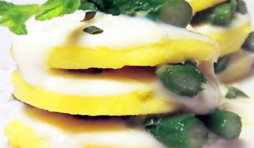 Millefoglie di gnocchi alla romana con asparagi e besciamella di pesce