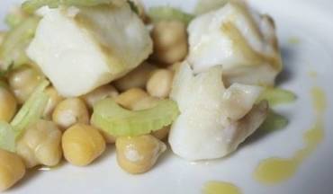 Insalata di ceci, sedano e merluzzo