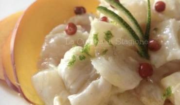 Carpaccio di orata, pesche e lime