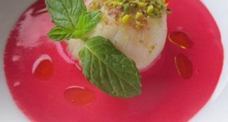 Capesanta al pistacchio su emulsione di rape all’aceto di vino bianco