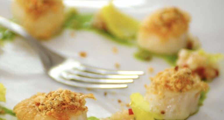 Capesante scottate con crema di lattuga, tartare di pesca e pane croccante ai capperi