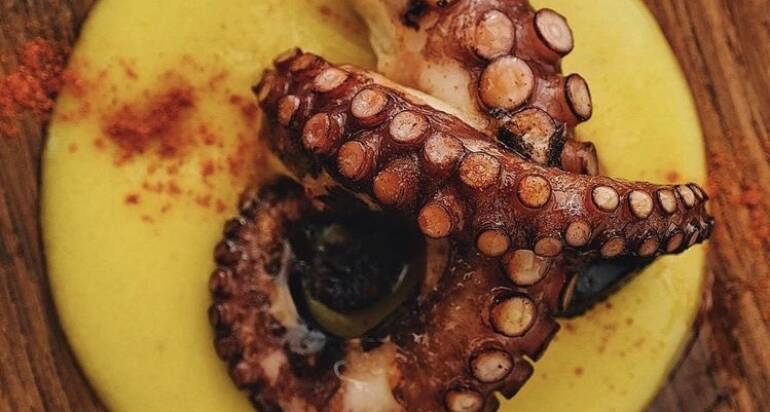 Polpo su crema di ceci