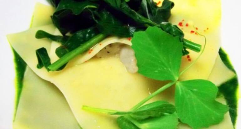 Raviolo aperto con capesante e cavolo nero