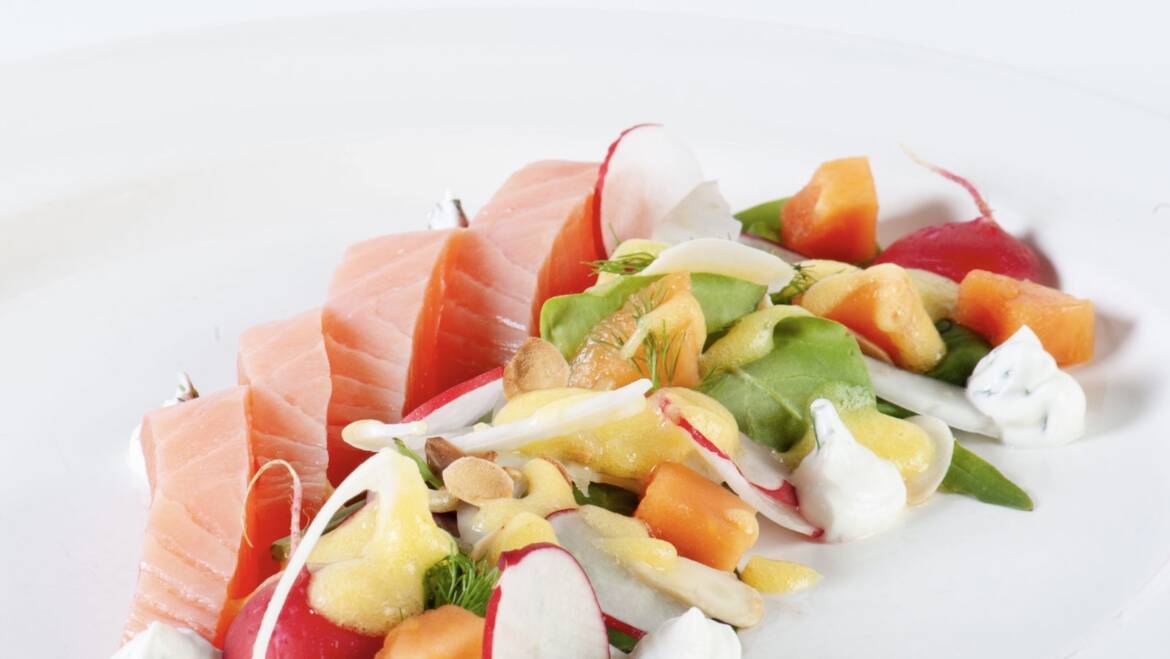 Salmone marinato allo zenzero con insalatina detox