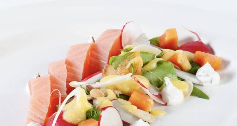 Salmone marinato allo zenzero con insalatina detox