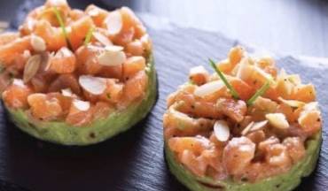 Tartare di salmone con crema di avocado e mandorle tostate