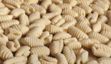 GNOCCHETTI SARDI AL PESTO DI RUCOLA E GAMBERI