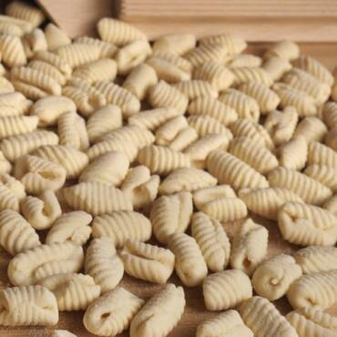 GNOCCHETTI SARDI AL PESTO DI RUCOLA E GAMBERI