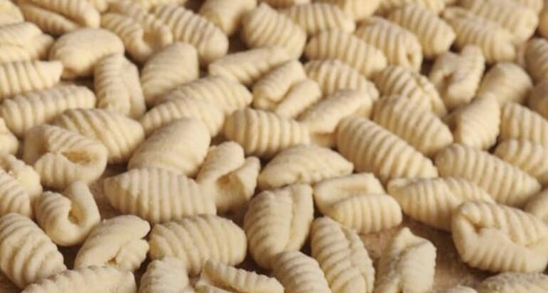 GNOCCHETTI SARDI AL PESTO DI RUCOLA E GAMBERI